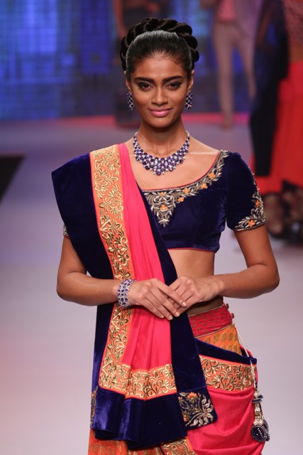 A model wearing jewellery at JAS Show at IIJW 2015.jpg